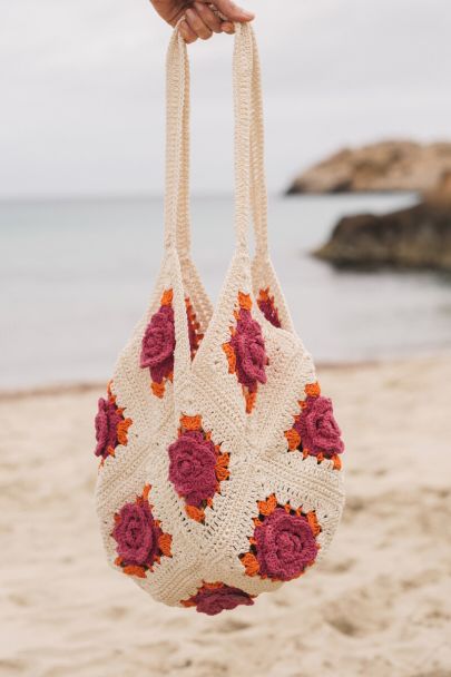 Bolso shopper de crochet con flores rosa y naranja