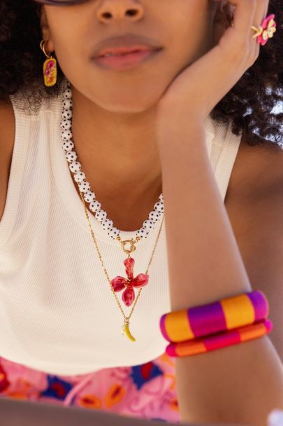 Tropical bedel met roze statement bloem