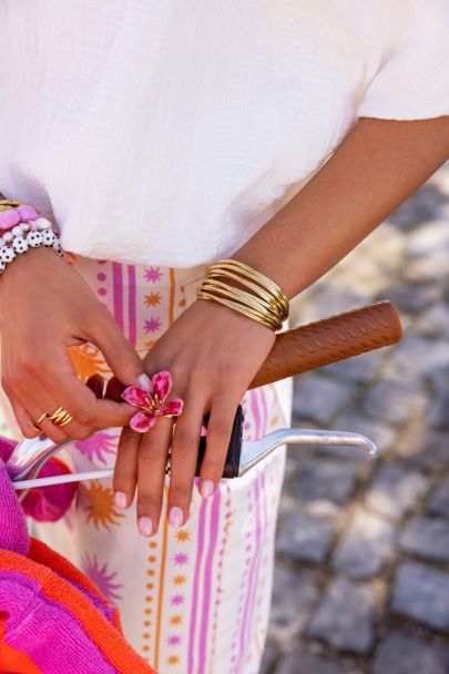 Tropical roze statement ring met bloem