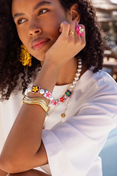 Tropical elastieken armband met imitatieparels en vierkante bloemen