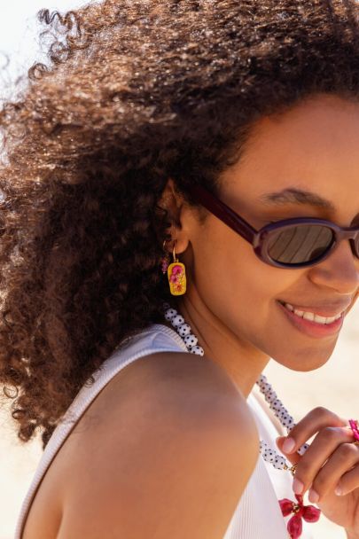 Tropical oorringen met gele bedel en bloemen