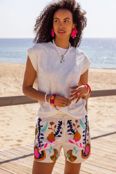 Short beige &agrave; broderies florales multicolores