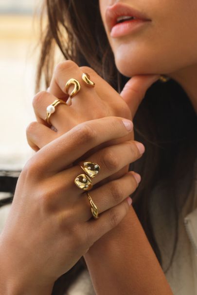 Bold ring met wikkel en mini zoetwaterparels