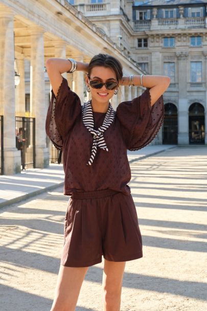 Top marron &agrave; manches courtes et double volants