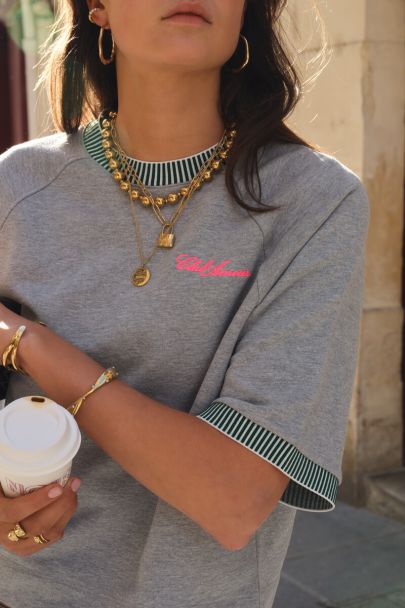 Grijze sweater met korte mouwen "Club amour"