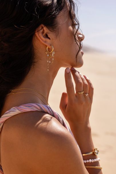 Oorringen met zoetwaterparels en bloemen