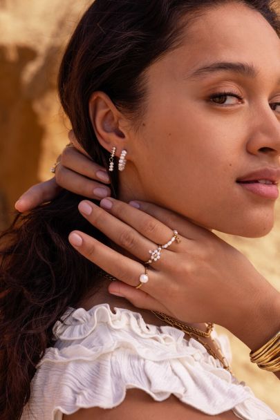 Stretch ring met zoetwaterparels en strass steen