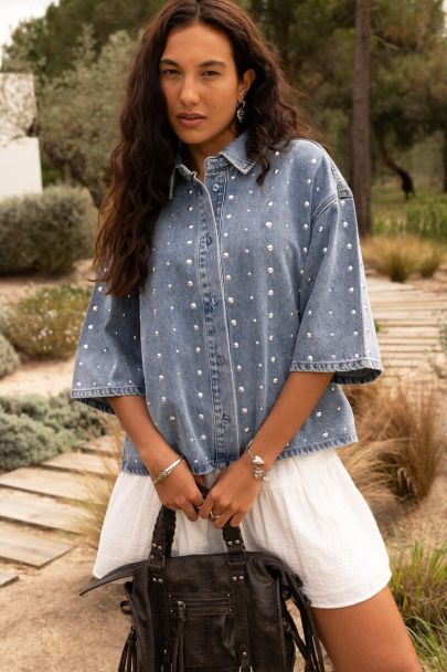 Chemise courte en denim bleu oversize clout&eacute;e