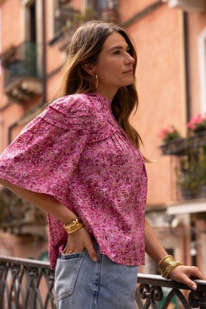 Roze ruffle blouse met korte mouwen en bloemenprint
