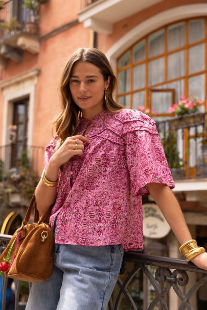 Roze ruffle blouse met korte mouwen en bloemenprint