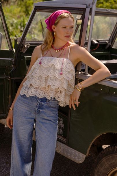 Witte kanten top met spaghetti bandjes en ruffles