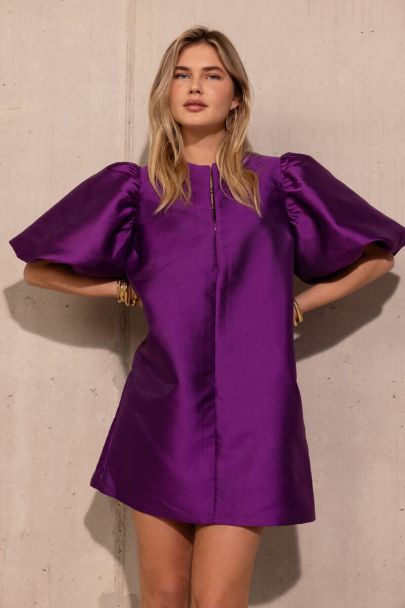 Robe violette à manches courtes bouffantes