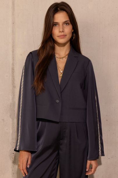 Grauer cropped Blazer mit Ärmeln in Satin-Optik und Paillettenbändern