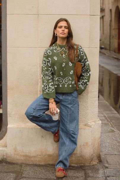Pull vert fonc&eacute; duveteux &agrave; imprim&eacute; paisley