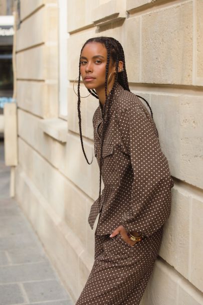 Veste en denim marron foncé à pois