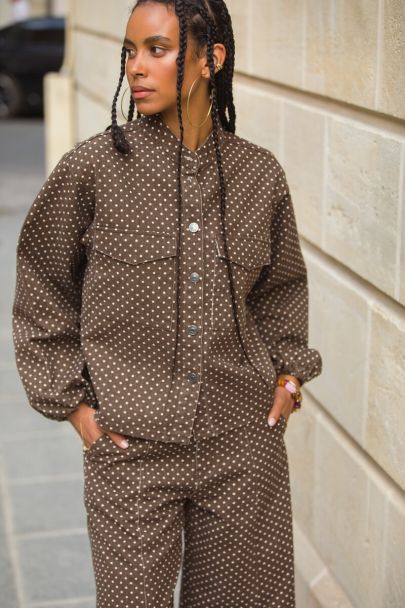 Veste en denim marron foncé à pois