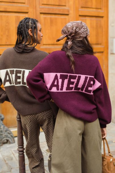 Donkerrode trui met backprint 'Atelier'