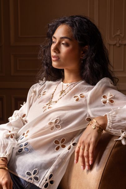 Top beige avec broderie anglaise et nœuds