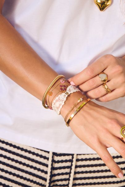 Bracelet blanc avec dentelle et initiale