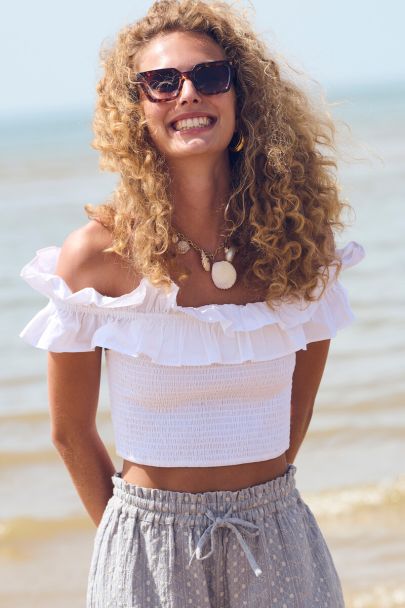 Weißes gesmoktes Oberteil mit Rüschen