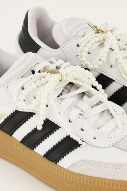 Sneaker charm met imitatieparels