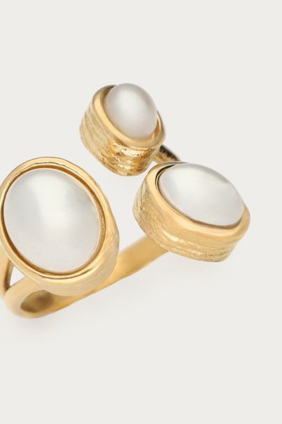 Art statement ring met drie imitatieparel stenen