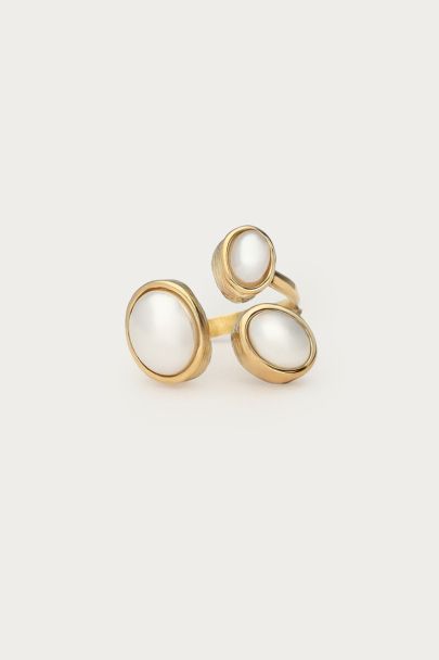 Art statement ring met drie imitatieparel stenen