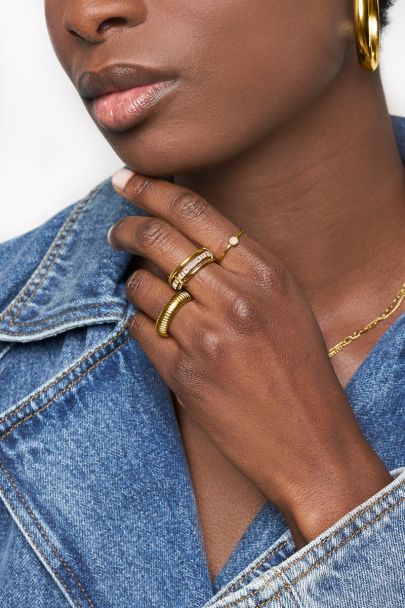 Triple ring connected with rhinestones
