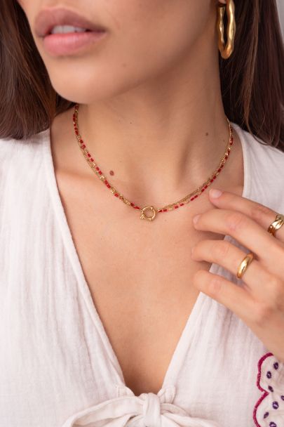 Driedubbele ketting met rode kralen