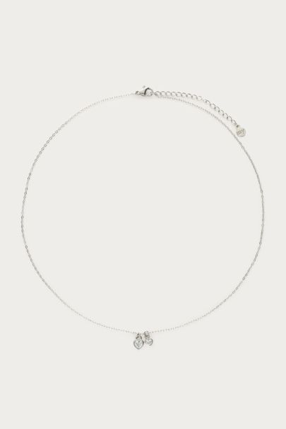Ketting met twee strass hartjes