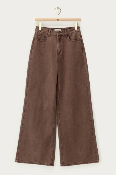 Braune Jeans mit weitem Bein und Waschung