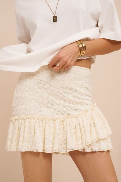 Weißer asymmetrischer Rock mit Spitze