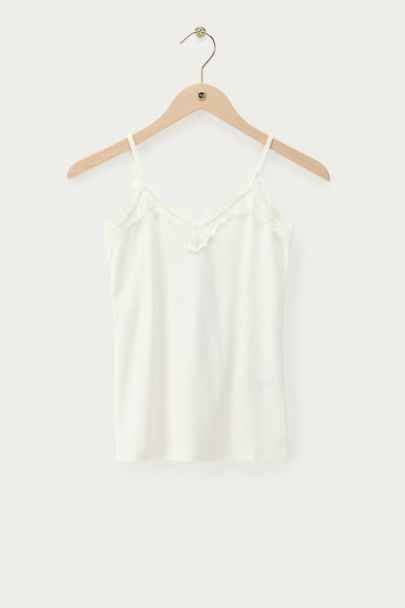 Weißes Basic-Oberteil mit Spitze