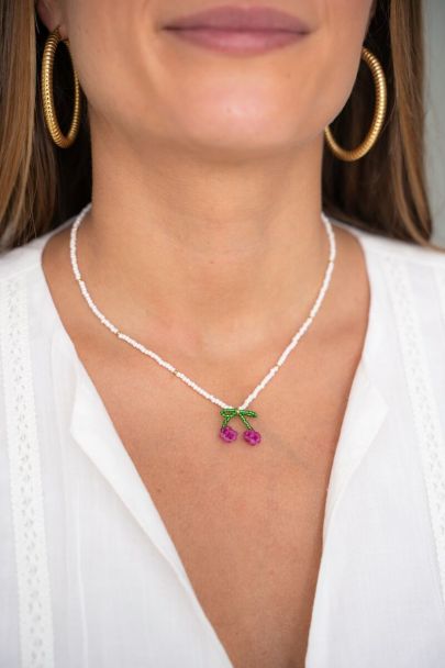 Collar de cuentas blancas con cereza