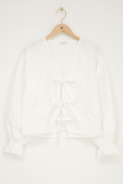 Weiße Bluse mit Schleifen und Herzen