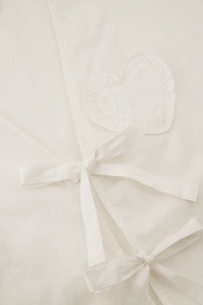 Weiße Bluse mit Schleifen und Herzen