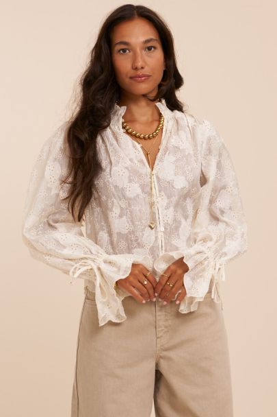 Witte blouse met embroidery en geschulpte trompet mouwen