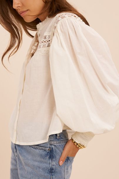 Weiße Bluse mit Spitze und langen Ärmeln