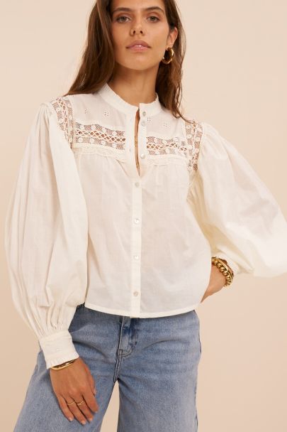 Weiße Bluse mit Spitze und langen Ärmeln