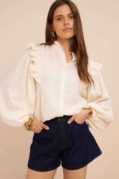 Weiße Bluse mit Spitzenbändern und Ballonärmeln