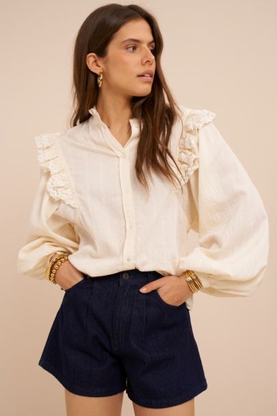 Weiße Bluse mit Spitzenbändern und Ballonärmeln