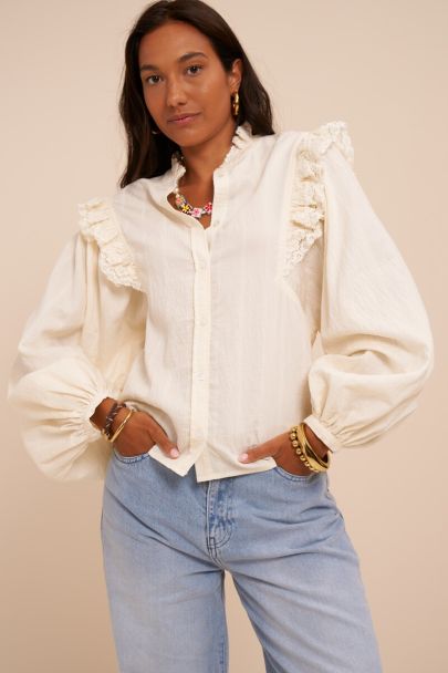 Witte blouse met kanten tapes en ballon mouwen