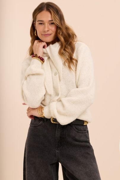 Weißer Cardigan mit Schal