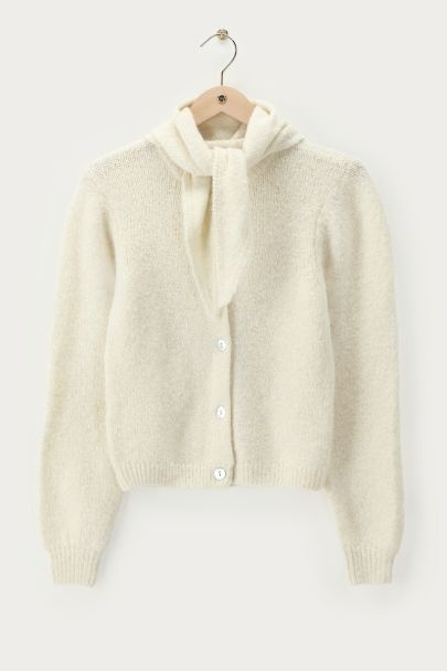 Weißer Cardigan mit Schal