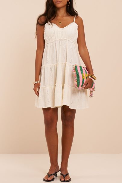 Witte jurk met lagen en embroidery