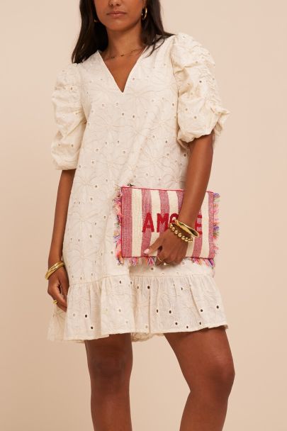 Weißes Kleid mit kurzen Puffärmeln und Stickereien