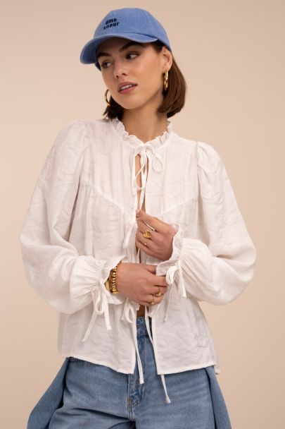 Witte jacquard top met strikjes en ruffle mouwen