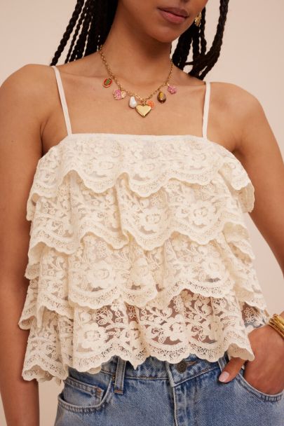 Witte kanten top met spaghetti bandjes en ruffles
