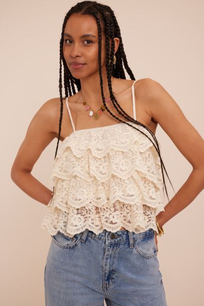 Witte kanten top met spaghetti bandjes en ruffles