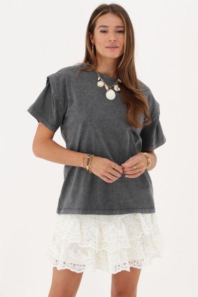 Weißer kurzer Rock mit Spitze